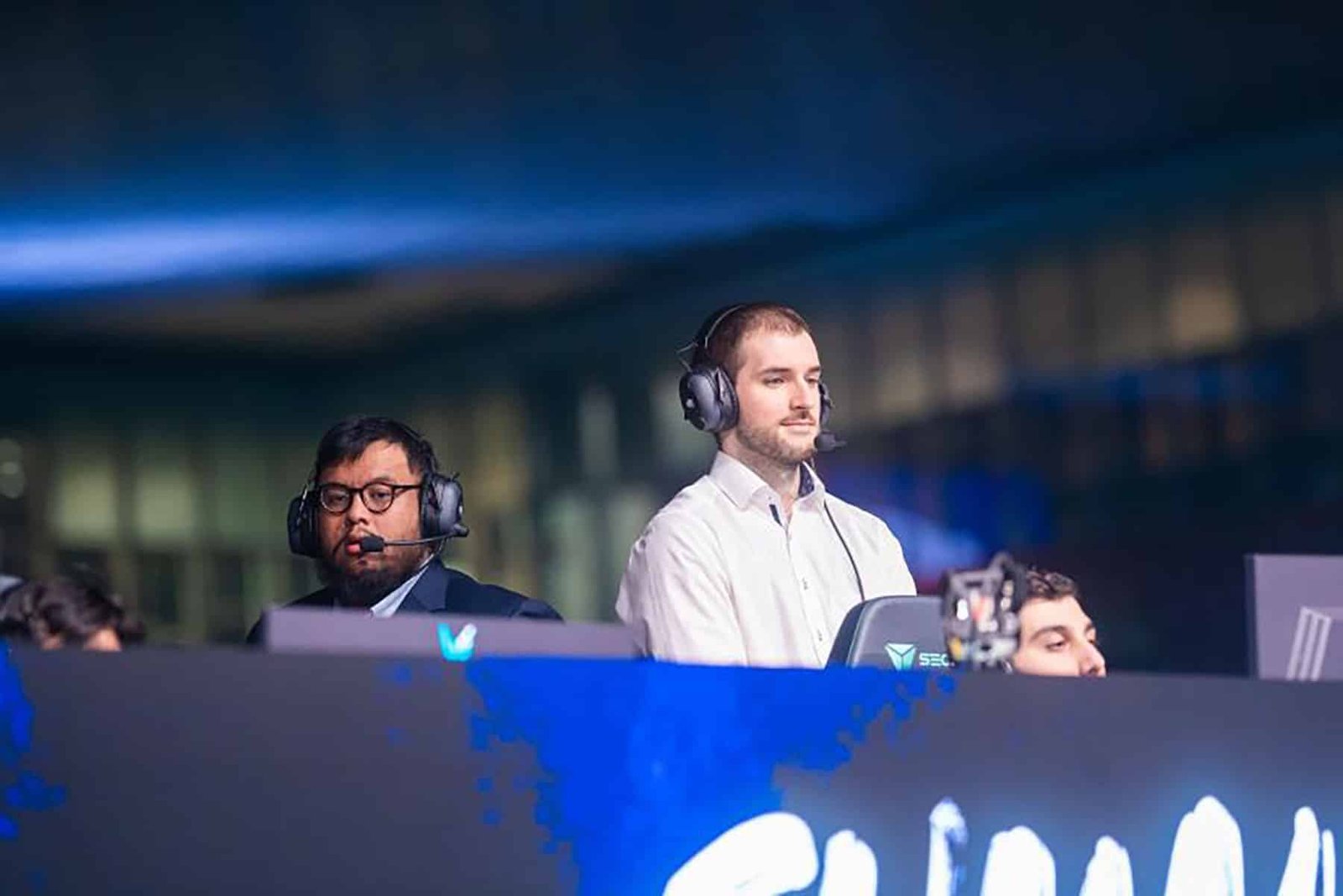 Image of Karmine Corp coachj Apples standing behind team on stage