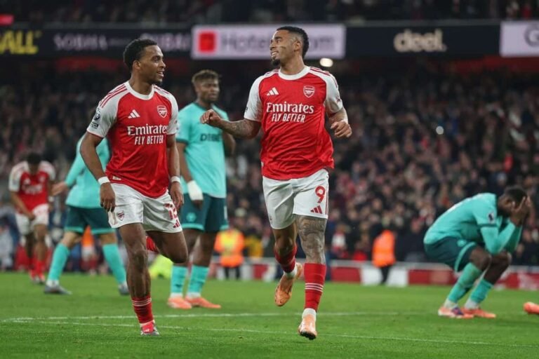 Stoppage-time winner extends Gunners lead at Premier League summit
