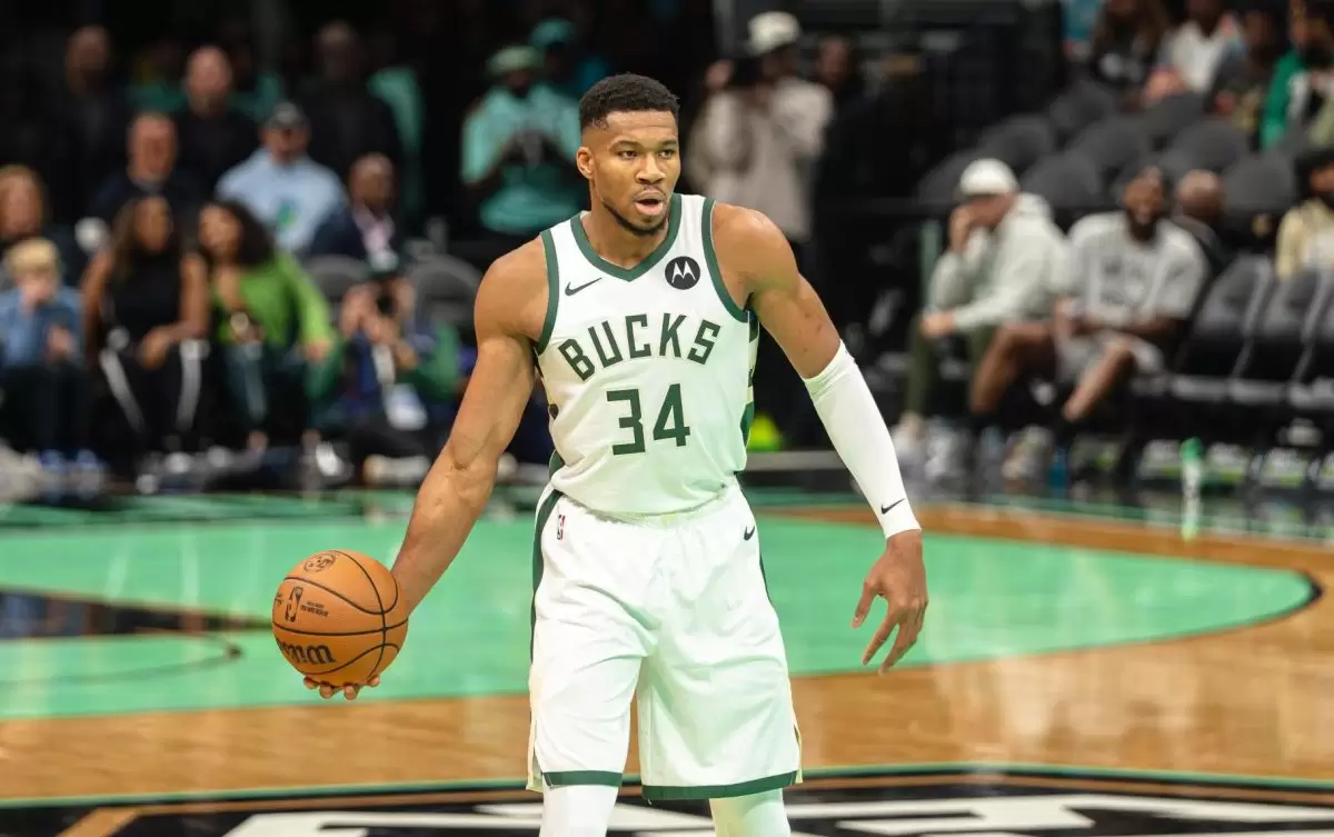 Bucks not considering season shutdown for Giannis Antetokounmpo