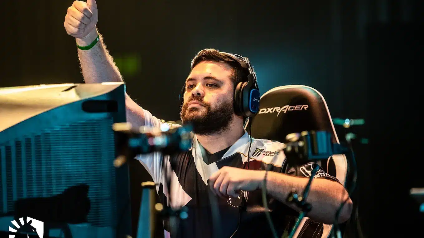 Hungrybox seated at a tournament.