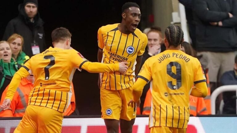 BREAKING: Chelsea make move for former Arsenal and Manchester United striker Welbeck