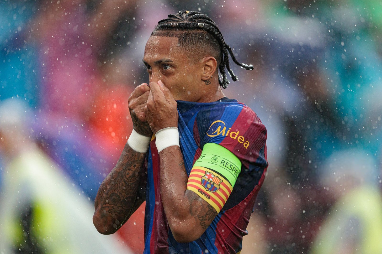Raphinha brace fires Barcelona to 5-1 Champions League win